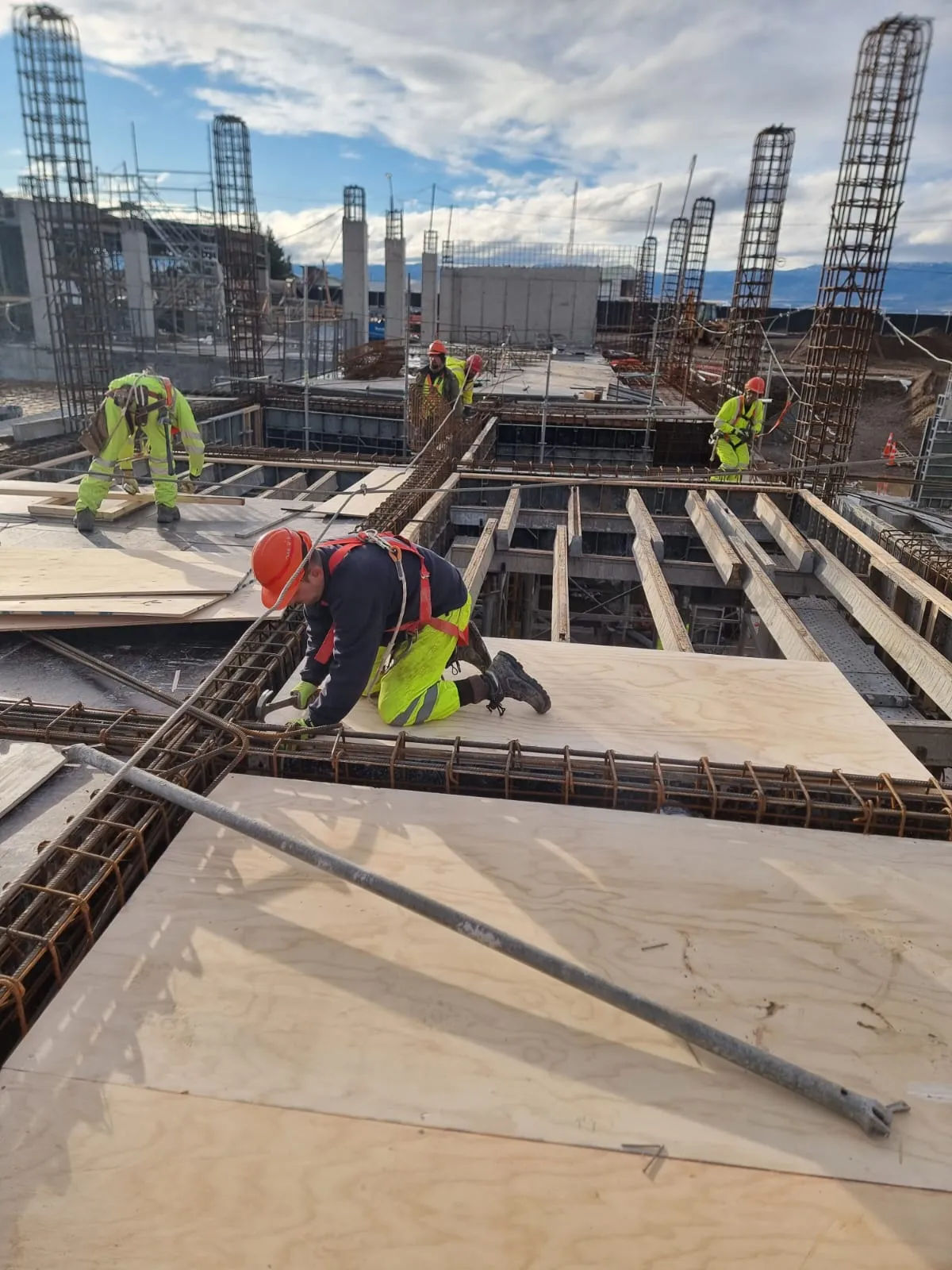 Detalle de enfierradura y hormigón en obra